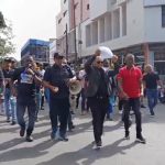 VIDEO: Bombas lacrimógenas frenan protesta de policías pensionados ante la presencia de Abinader