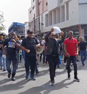 VIDEO: Bombas lacrimógenas frenan protesta de policías pensionados ante la presencia de Abinader