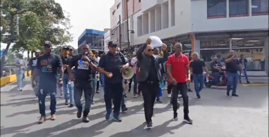 VIDEO: Bombas lacrimógenas frenan protesta de policías pensionados ante la presencia de Abinader