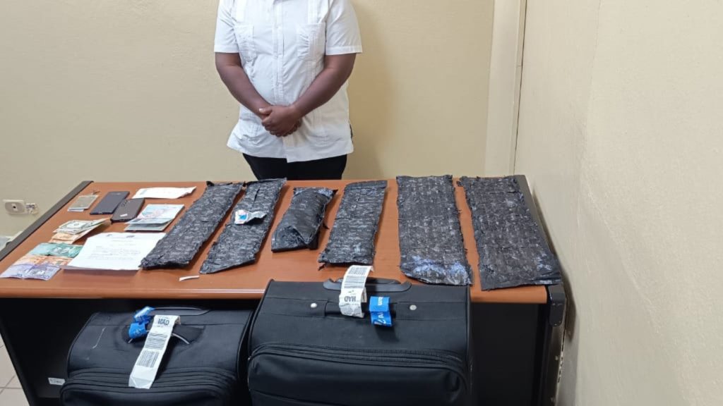 DNCD captura a extranjero con seis paquetes de cocaína en Aeropuerto del Cibao