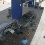 Tres personas heridas tras vehículo chocar contra bomba de combustible