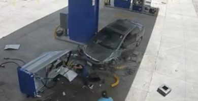 Tres personas heridas tras vehículo chocar contra bomba de combustible