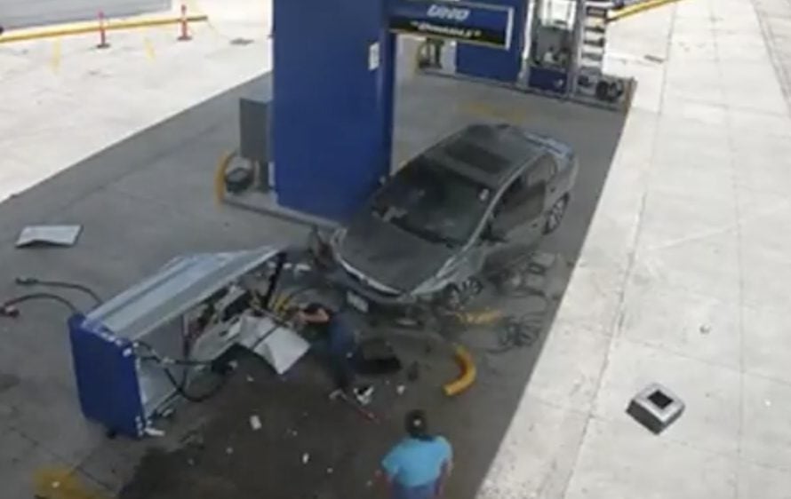Tres personas heridas tras vehículo chocar contra bomba de combustible