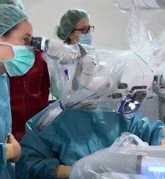 Hong Kong logra el primer trasplante hepático de donante vivo con microcirugía robótica