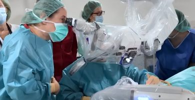 Hong Kong logra el primer trasplante hepático de donante vivo con microcirugía robótica