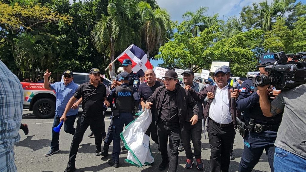 ¡A bombazos! agentes policiales frustraron marcha de productores agropecuarios con rumbo hacia al Palacio Nacional