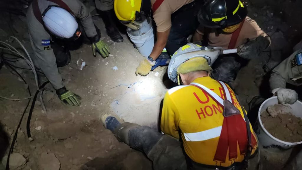 Contra reloj: continúa búsqueda de sobrevivientes tras derrumbe en Honduras
