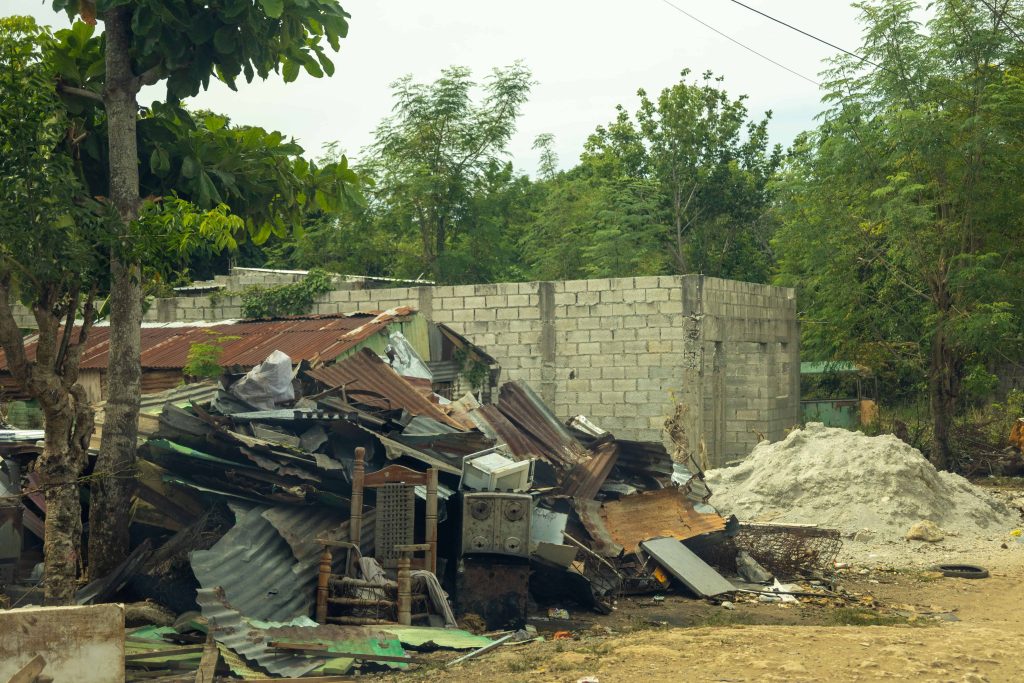 Denuncian desalojos forzosos y derrumbe de 12 viviendas sin previa notificación en Valiente, SDE