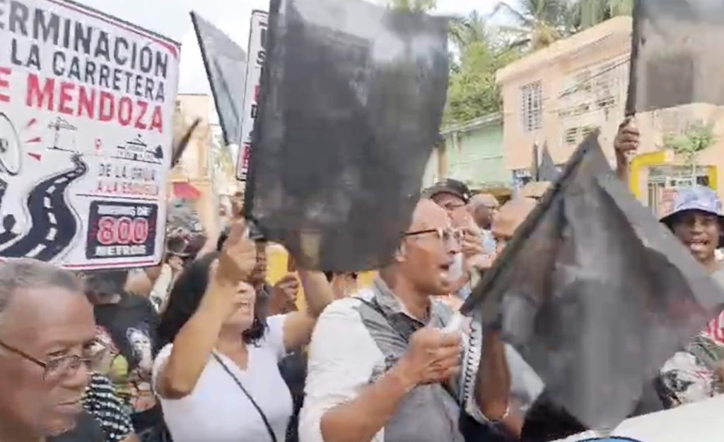 Manifestación en Mendoza por condiciones precarias de calle sin asfaltar