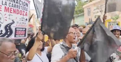 Manifestación en Mendoza por condiciones precarias de calle sin asfaltar