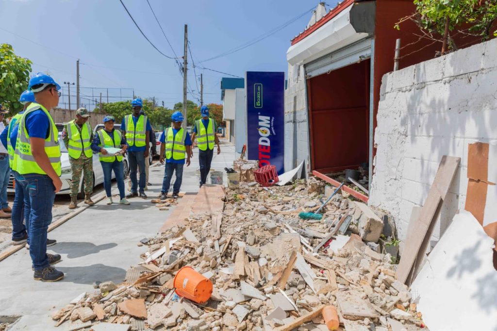 Alcaldía del DN demuele dos bancas de apuestas instaladas en aceras peatonales
