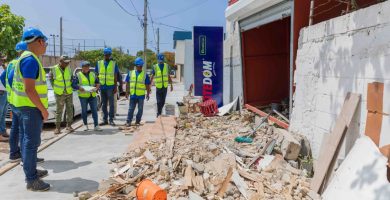 Alcaldía del DN demuele dos bancas de apuestas instaladas en aceras peatonales