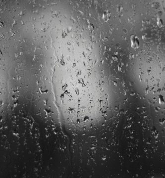 Onda tropical provoca lluvias en gran parte del país; condiciones mejorarían en la tarde