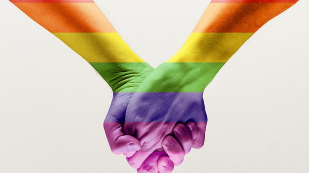 España aprueba castigar con hasta dos años de cárcel a quienes intenten cambiar la orientación sexual de las personas LGTBI
