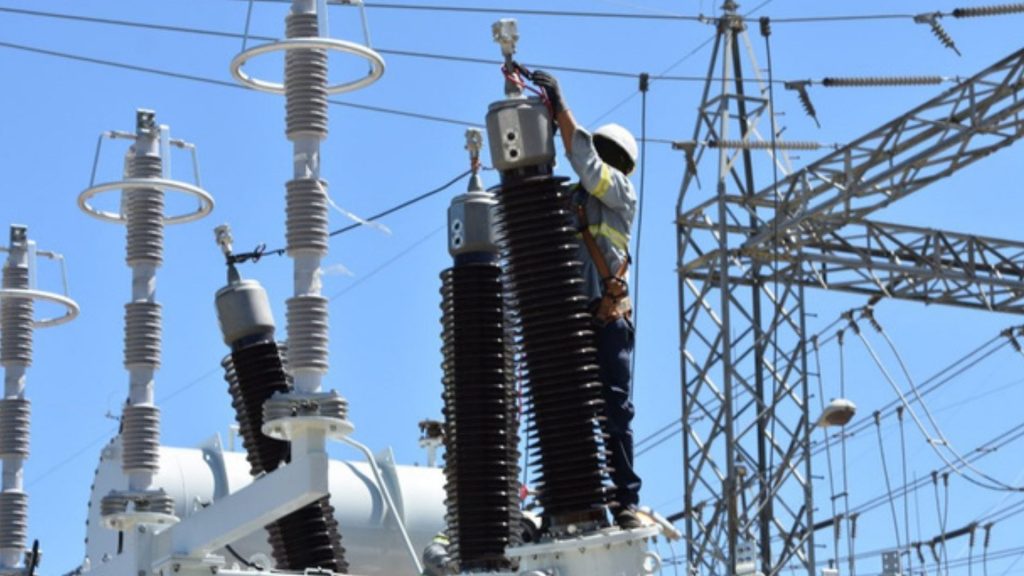 Hombre muere y pareja resulta herida por descarga eléctrica en Santiago