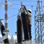 Hombre muere y pareja resulta herida por descarga eléctrica en Santiago