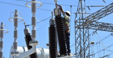 Hombre muere y pareja resulta herida por descarga eléctrica en Santiago