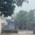 Formación nubosa con fuertes ráfagas de viento sorprende a residentes de Azua