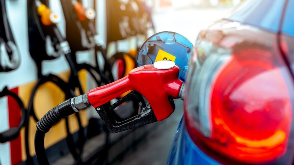 Sectores piden al Gobierno rebajar los precios de los combustibles