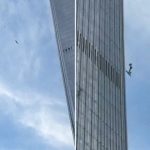 ¡Impactante! Avioneta se estrella contra un rascacielos de 109 pisos en Pekín