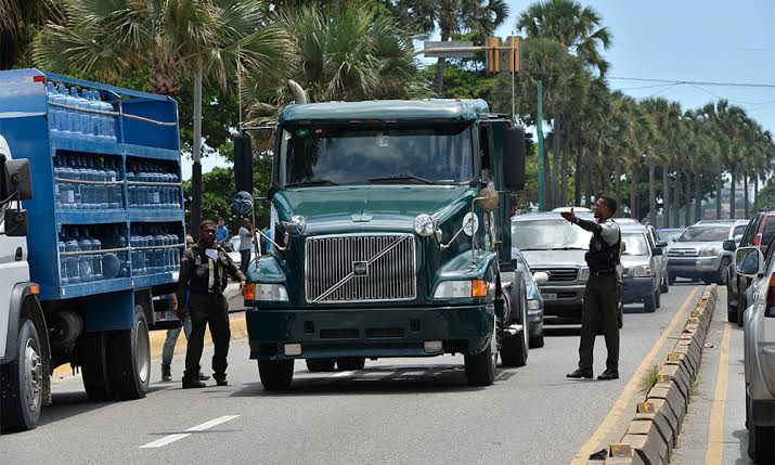 Ciudadanos respaldan plan piloto para restringir vehículos pesados en el Malecón de Santo Domingo