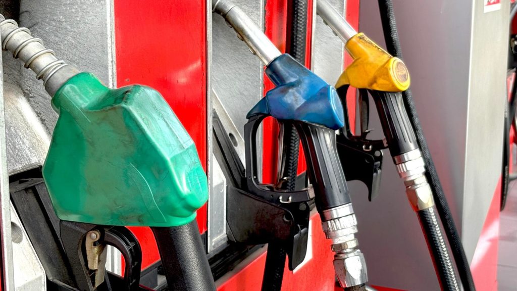 Gobierno congela precios de combustibles esenciales; otros bajan
