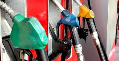 Gobierno congela precios de combustibles esenciales; otros bajan
