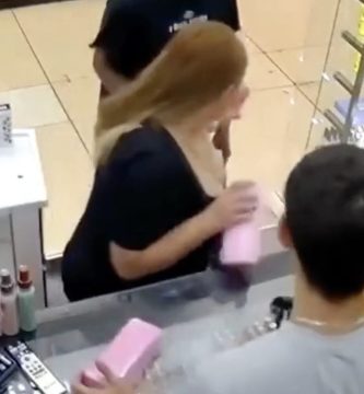 No se lo llevó: mujer devuelve producto en tienda durante terremotos en Venezuela