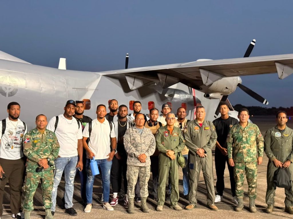 ¡De vuelta a casa! Llegan al país dominicanos evacuados desde Venezuela tras sismos