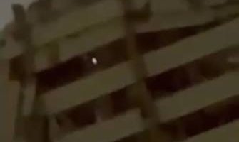 ¡Luz de vida! Venezolanos atrapadas en edificio Jurel envían señales en La Guaira