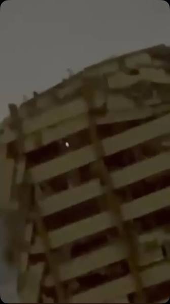 ¡Luz de vida! Venezolanos atrapadas en edificio Jurel envían señales en La Guaira