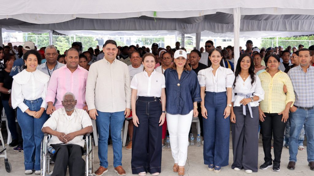Supérate entrega bono a familias afectadas por las lluvias de abril