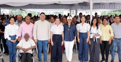 Supérate entrega bono a familias afectadas por las lluvias de abril