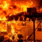 Hombre de 88 años queda en la intemperie tras incendio destruir su vivienda