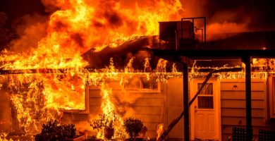 Hombre de 88 años queda en la intemperie tras incendio destruir su vivienda