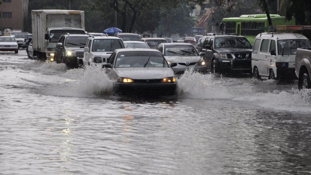 VIDEO: Varias zonas resultan inundadas en la capital tras intensas lluvias de este sábado