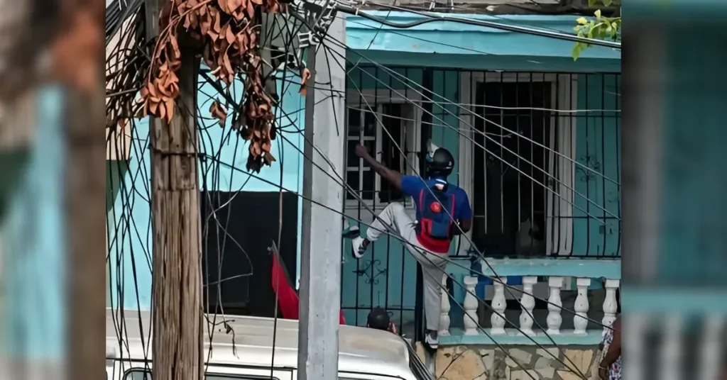 Motoconchista en Guachupita protagoniza episodio en casa tras alerta de compañeros