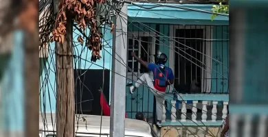 Motoconchista en Guachupita protagoniza episodio en casa tras alerta de compañeros