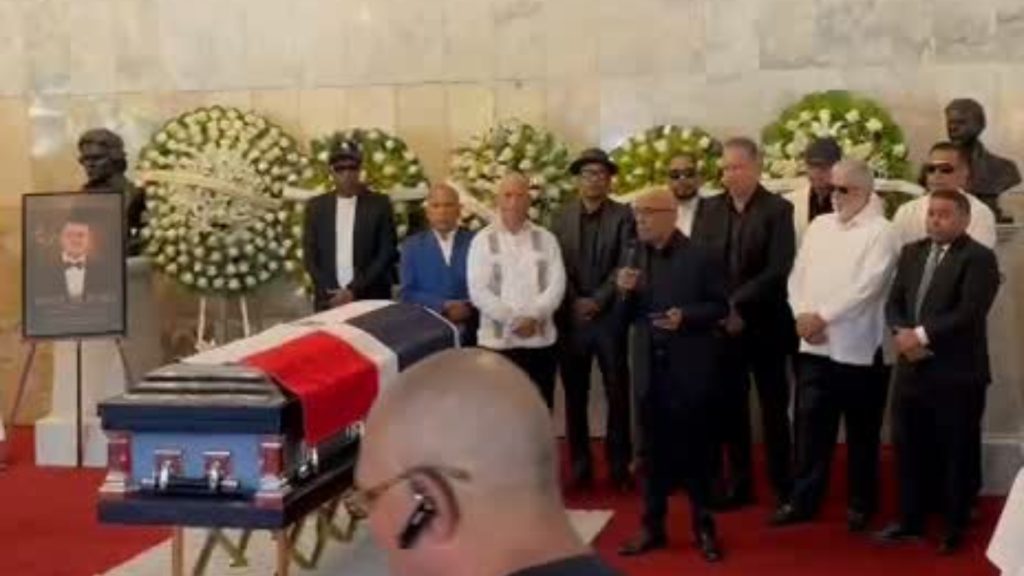 Con honores y recuerdos: el Teatro Nacional se llena de dolor para despedir a Alex Bueno
