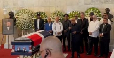 Con honores y recuerdos: el Teatro Nacional se llena de dolor para despedir a Alex Bueno