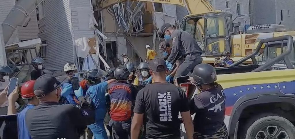 Hallan dos cadáveres de madre e hija tras terremotos en La Guaira, Venezuela