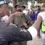 Venezolanos enfrentan a militares y exigen más apoyo para rescatar sobrevivientes