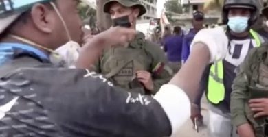 Venezolanos enfrentan a militares y exigen más apoyo para rescatar sobrevivientes