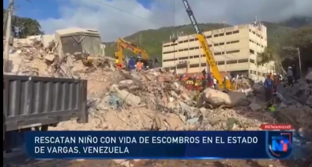 Rescatan a niño con vida entre escombros en el estado La Guaira, Venezuela