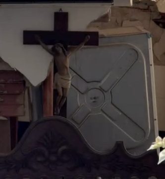Cruz con Cristo permanece intacta tras colapso de un edificio en Venezuela