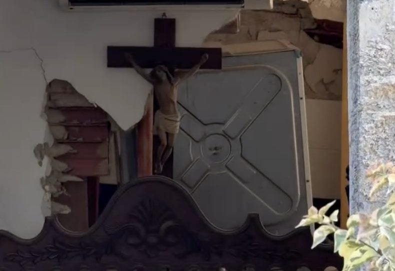 Cruz con Cristo permanece intacta tras colapso de un edificio en Venezuela