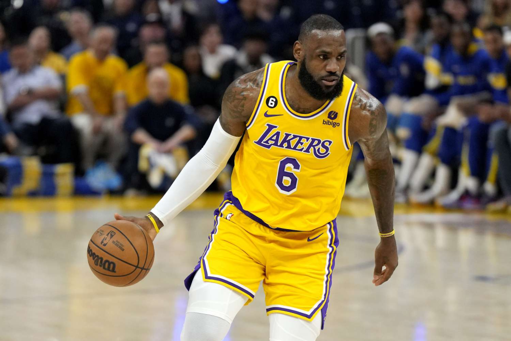 LeBron James le informa a Lakers que se va a otra parte, fuentes