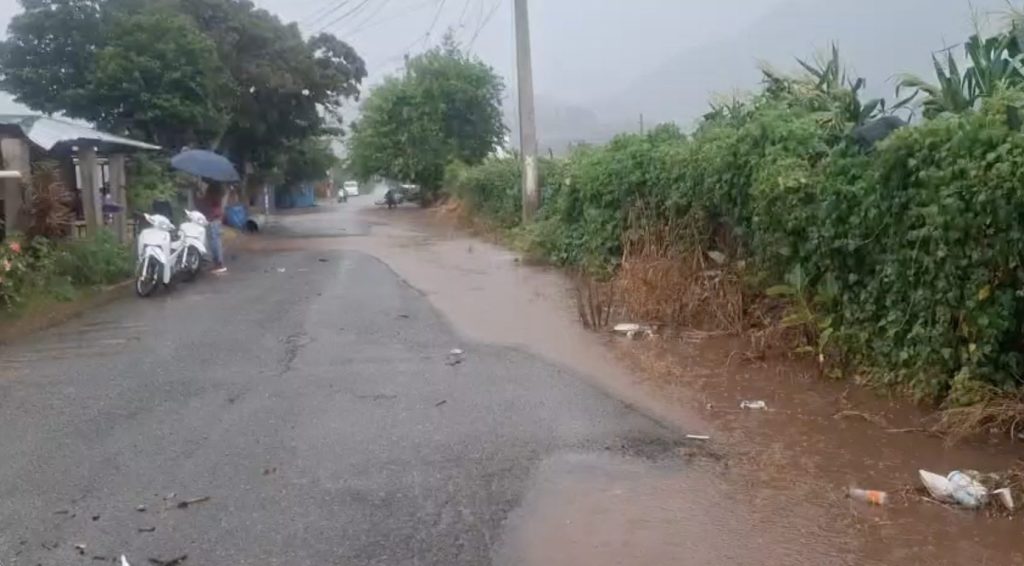 Inundaciones afectan predios agrícolas y viviendas en Constanza por fuertes lluvias