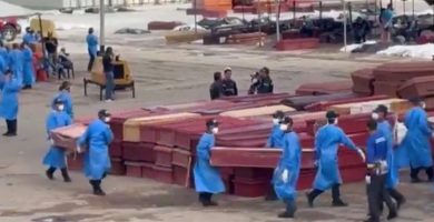Cientos de ataúdes llegan a La Guaira para enterrar a los fallecidos del terremoto