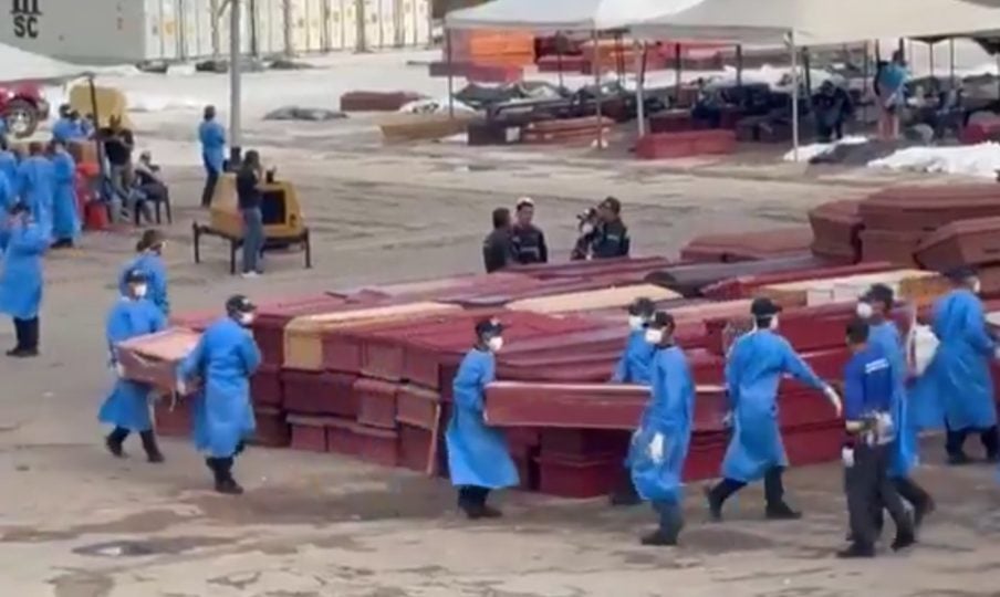Cientos de ataúdes llegan a La Guaira para enterrar a los fallecidos del terremoto